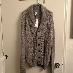 Brand new men’s sweater by Gap. Size extra large.